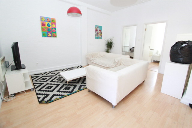  Image of 3 Bedroom Apartment to rent at London Haggerston, E2 8HN