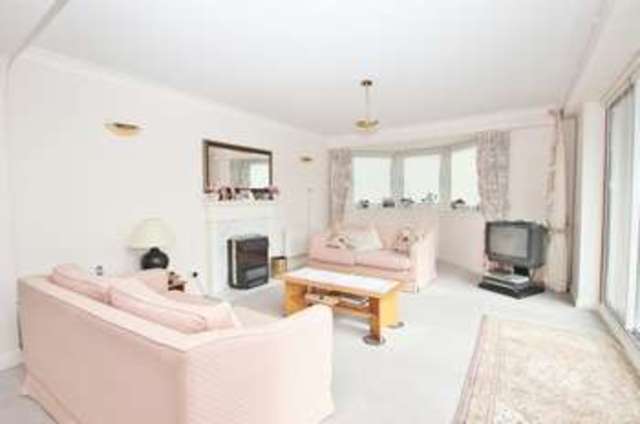  Image of 3 Bedroom Flat for sale at Manor Road  Bournemouth, BH1 3BY