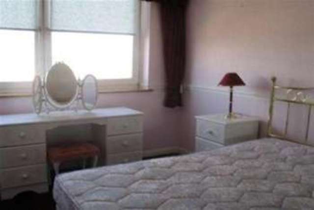  Image of 2 Bedroom Flat to rent at Lee-on-the-Solent, PO13 9ED