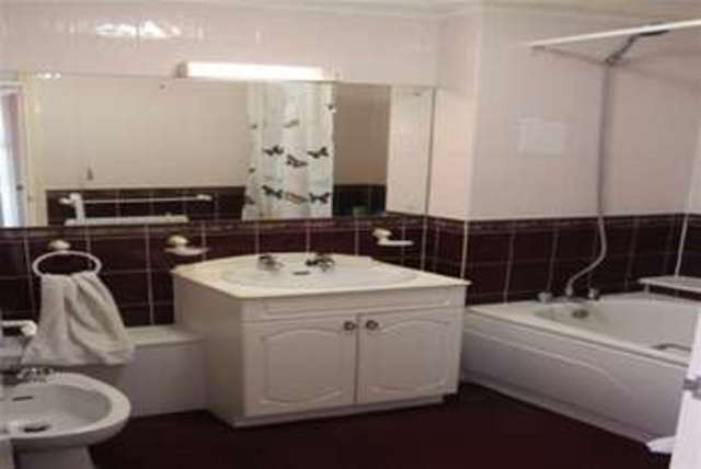  Image of 2 Bedroom Flat to rent at Lee-on-the-Solent, PO13 9ED