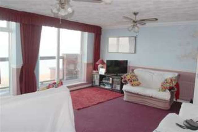  Image of 2 Bedroom Flat to rent at Lee-on-the-Solent, PO13 9ED