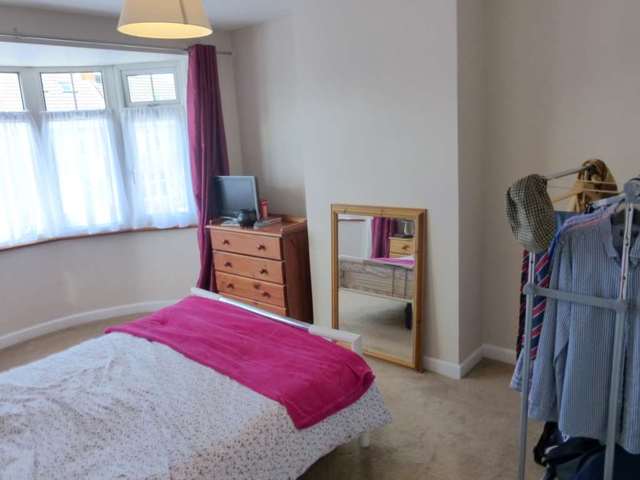  Image of 3 Bedroom Semi-Detached for sale at Munden Grove  Watford, WD24 7EF