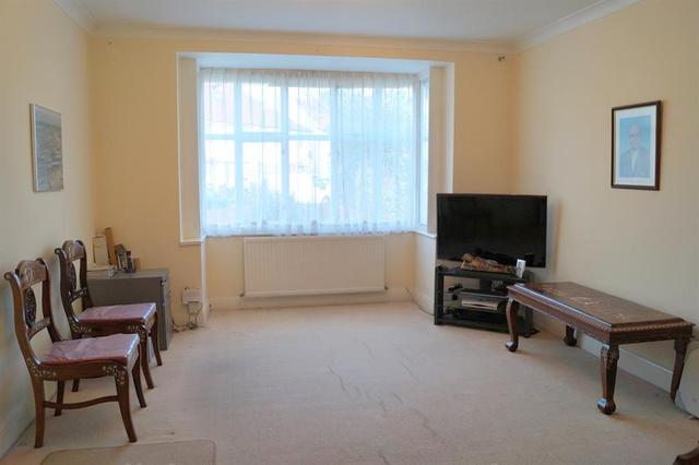  Image of 5 Bedroom Semi-Detached for sale at Hounslow  Hounslow, TW4 5BG