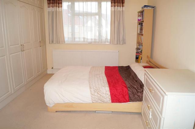  Image of 5 Bedroom Semi-Detached for sale at Hounslow  Hounslow, TW4 5BG