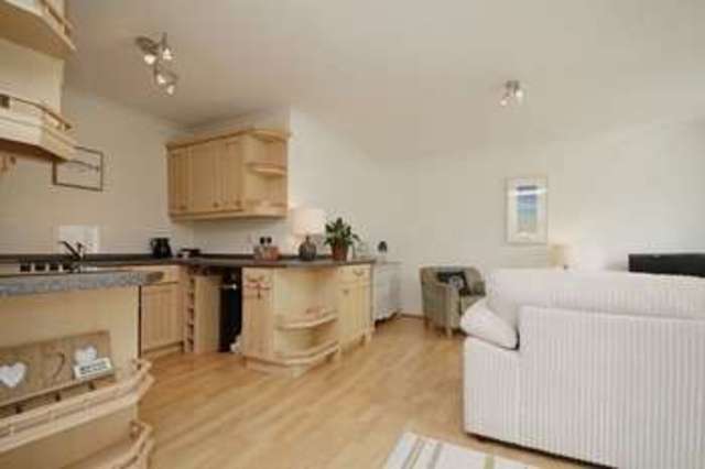  Image of 2 Bedroom Flat to rent at New Road  Brixham, TQ5 8NL