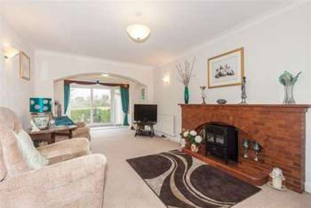  Image of 3 Bedroom Detached for sale at Oakfield Drive  Cofton Hackett, B45 8AN