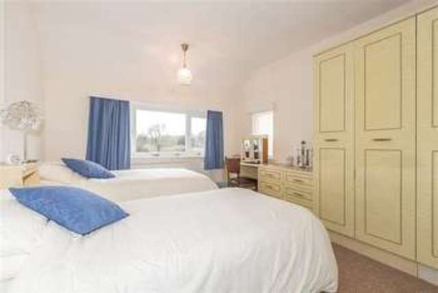  Image of 3 Bedroom Detached for sale at Oakfield Drive  Cofton Hackett, B45 8AN