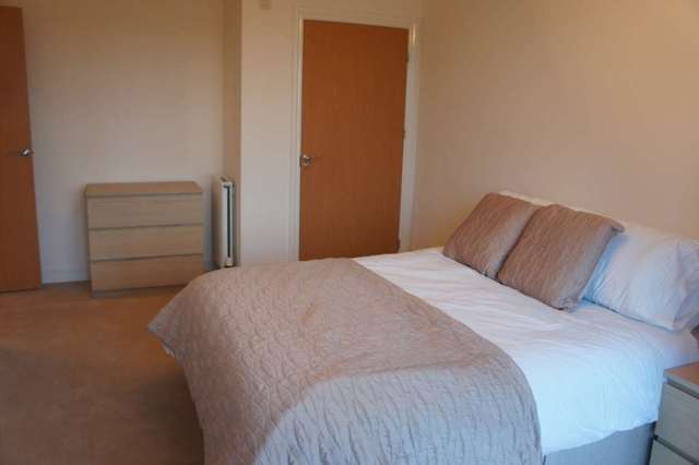  Image of 2 Bedroom Apartment to rent at Page Court Commonwealth Drive Crawley, RH10 1AT