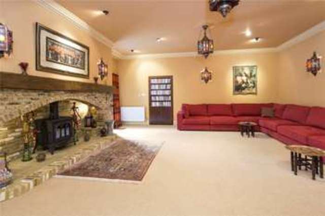 Image of 7 Bedroom Detached for sale at Finchampstead Wokingham Finchampstead, RG40 3SS
