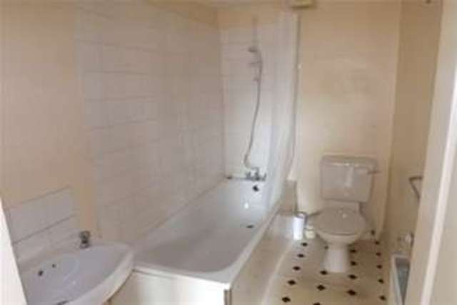  Image of 2 Bedroom Flat to rent at London, E17 7DB