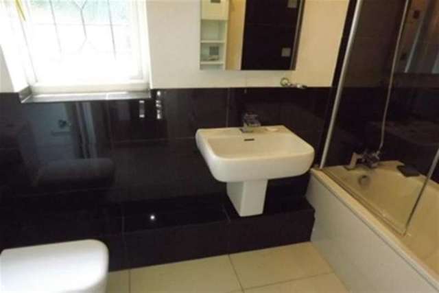  Image of 4 Bedroom Detached to rent at Purley, CR8 2EJ