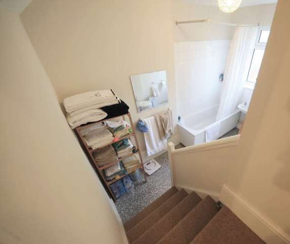  Image of 1 Bedroom Flat to rent at Brixton Hill Brixton London, SW2 1QN
