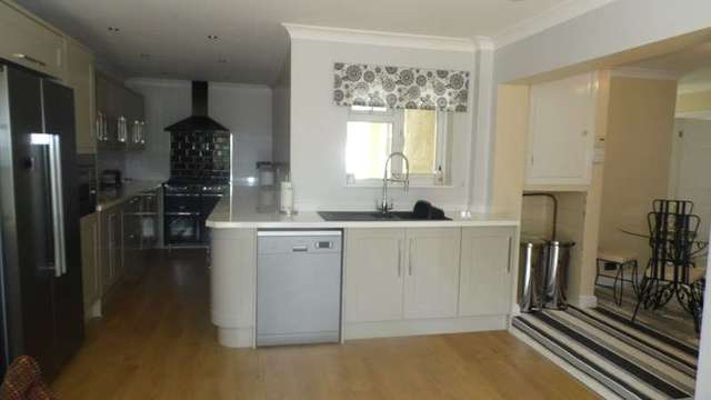  Image of 3 Bedroom Detached for sale at Daws Heath Road  Rayleigh, SS6 7QY