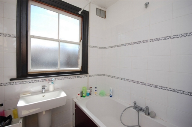  Image of 2 Bedroom Flat to rent at Harlesden Harlesden, NW10 9LR