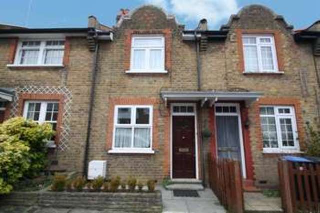 Image of 2 Bedroom Property to rent at Hillside Grove London London, N14 6HE