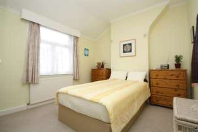  Image of 2 Bedroom Property to rent at Hillside Grove London London, N14 6HE