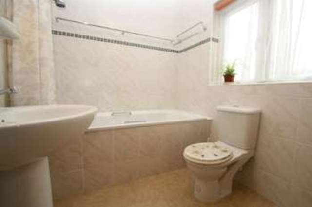  Image of 2 Bedroom Property to rent at Hillside Grove London London, N14 6HE