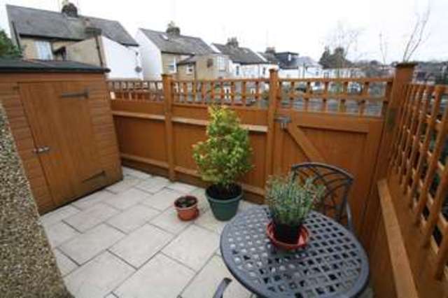  Image of 2 Bedroom Property to rent at Hillside Grove London London, N14 6HE