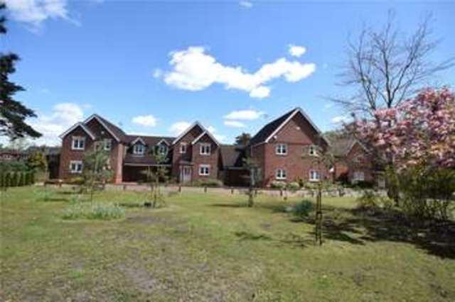  Image of 3 Bedroom Detached to rent at Finchampstead Wokingham Finchampstead, RG40 3EZ