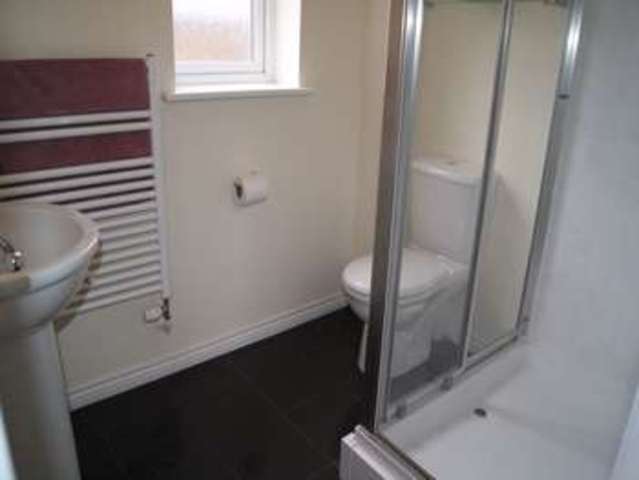  Image of 3 Bedroom Detached to rent at Finchampstead Wokingham Finchampstead, RG40 3EZ
