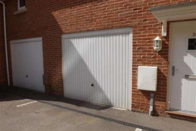  Image of 2 Bedroom Maisonette to rent at Havant, PO9 5AU
