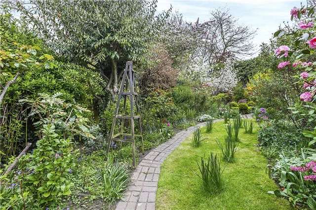  Image of 3 Bedroom Detached for sale at London  Hither Green, SE13 5QW