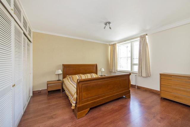  Image of 2 Bedroom Flat to rent at Millbank Court  24 John Islip Street, SW1P 4LG