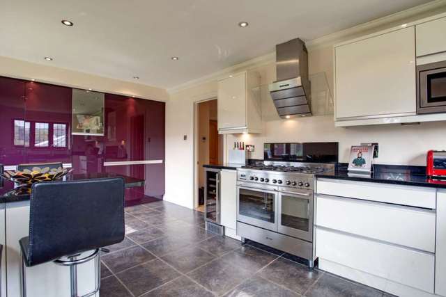  Image of 4 Bedroom Detached for sale at Newfield Road Sonning Common Reading, RG4 9TB