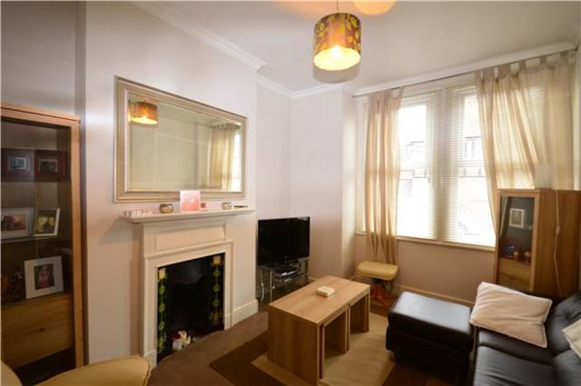  Image of 2 Bedroom Flat to rent at Tooting Broadway, SW17 9HQ