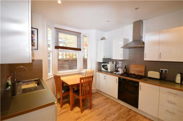  Image of 2 Bedroom Flat to rent at Tooting Broadway, SW17 9HQ