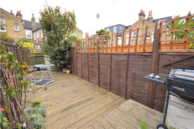  Image of 2 Bedroom Flat to rent at Tooting Broadway, SW17 9HQ