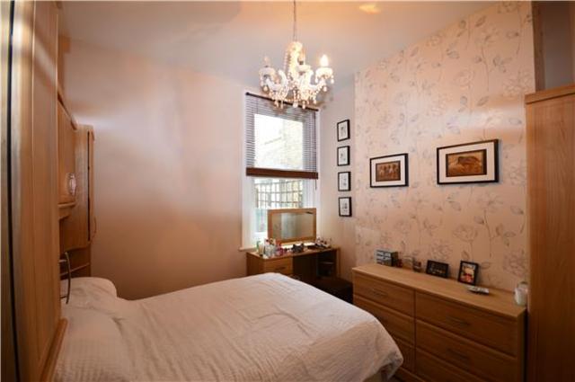  Image of 2 Bedroom Flat to rent at Tooting Broadway, SW17 9HQ