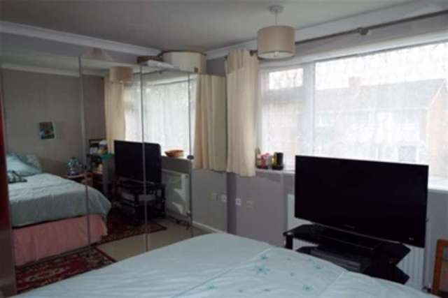  Image of 3 Bedroom Terraced to rent at Romsey, SO51 7TA
