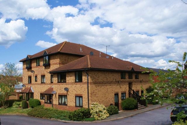  Image of 2 Bedroom Flat for sale at Polehampton Close Twyford Reading, RG10 9RP
