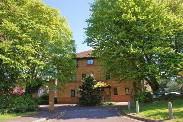  Image of 2 Bedroom Flat for sale at Polehampton Close Twyford Reading, RG10 9RP