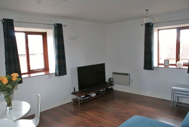 Image of 2 Bedroom Flat for sale at Polehampton Close Twyford Reading, RG10 9RP