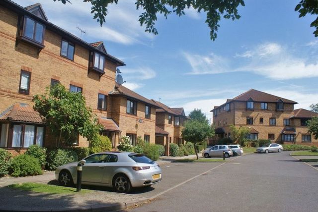 Image of 2 Bedroom Flat for sale at Polehampton Close Twyford Reading, RG10 9RP