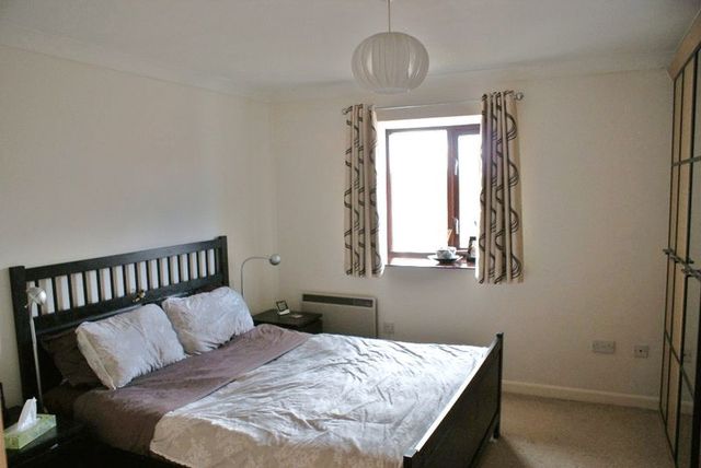  Image of 2 Bedroom Flat for sale at Polehampton Close Twyford Reading, RG10 9RP