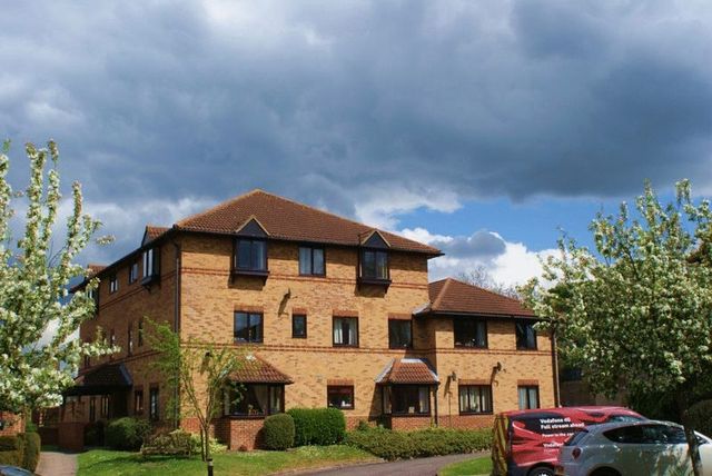  Image of 2 Bedroom Flat for sale at Polehampton Close Twyford Reading, RG10 9RP