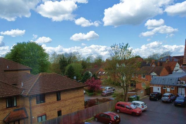  Image of 2 Bedroom Flat for sale at Polehampton Close Twyford Reading, RG10 9RP