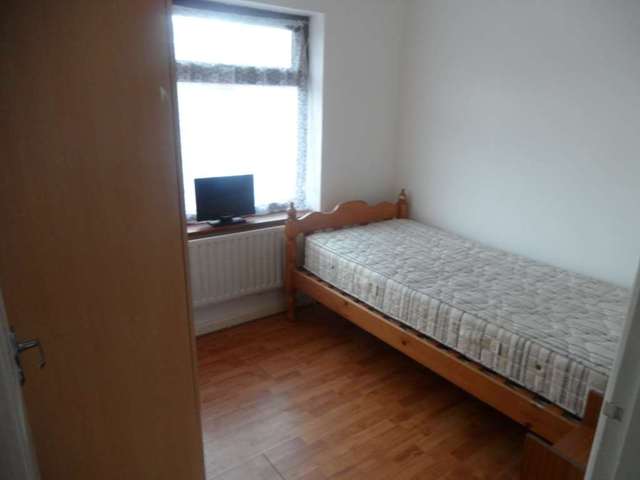  Image of Semi-Detached to rent at Amesbury Road Becontree Dagenham, RM9 6AB