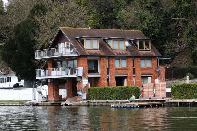  Image of 3 Bedroom Detached for sale at The Warren Caversham Reading, RG4 7TH