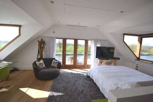  Image of 3 Bedroom Detached for sale at The Warren Caversham Reading, RG4 7TH