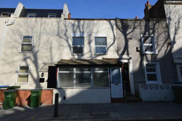  Image of 3 Bedroom Terraced to rent at Brookhill Road Woolwich London, SE18 6TT