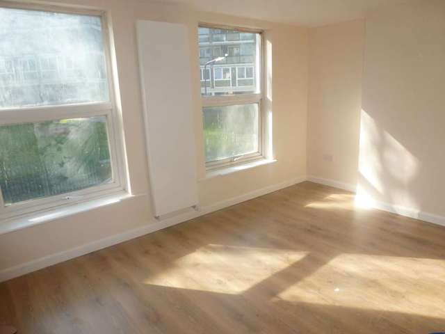  Image of 3 Bedroom Terraced to rent at Brookhill Road Woolwich London, SE18 6TT