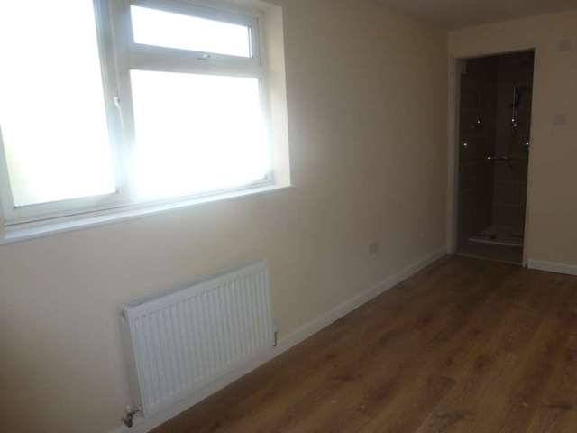  Image of 3 Bedroom Terraced to rent at Brookhill Road Woolwich London, SE18 6TT