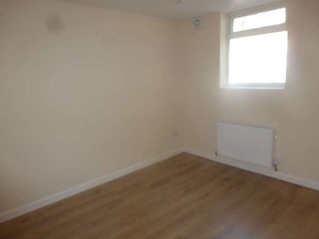  Image of 3 Bedroom Terraced to rent at Brookhill Road Woolwich London, SE18 6TT