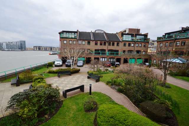  Image of 1 Bedroom Apartment to rent at Felstead Garden Island Gardens London, E14 3BS