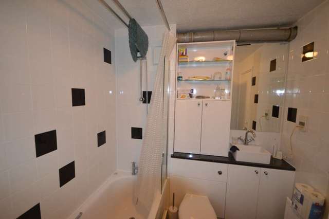  Image of 1 Bedroom Apartment to rent at Felstead Garden Island Gardens London, E14 3BS