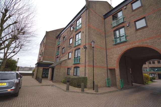  Image of 1 Bedroom Apartment to rent at Felstead Garden Island Gardens London, E14 3BS